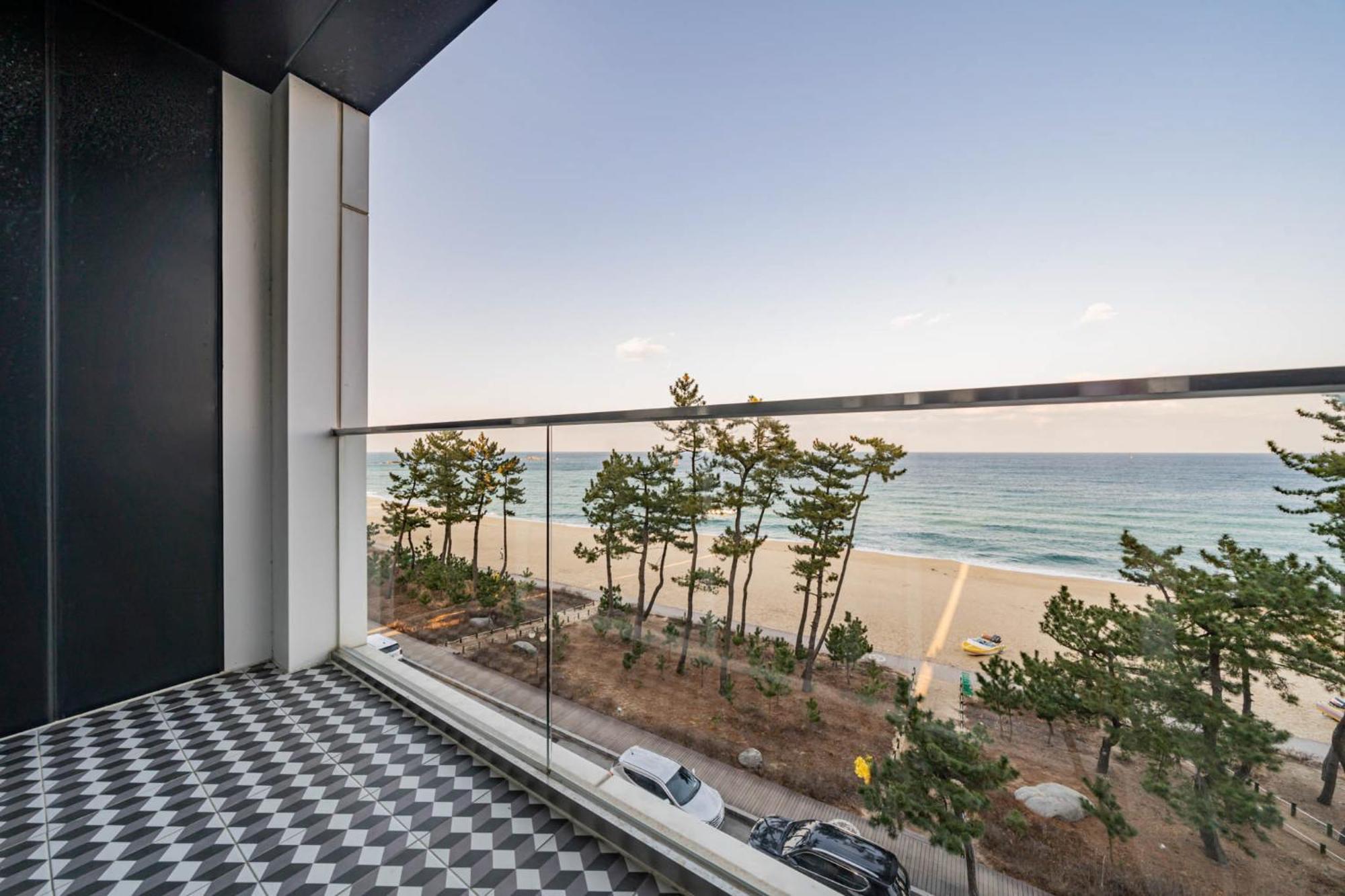 Gangneung Gyeongpodae Hotel Cube Exterior photo